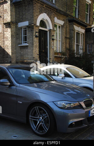 BMW e Audi TT parcheggiato di fronte alla casa di Hampstead, London REGNO UNITO Foto Stock