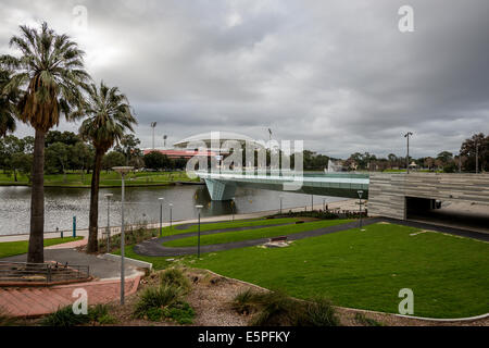 Il nuovo Riverbank piedi ponte attraversa il pittoresco Fiume Torrens nel centro di Adelaide, Australia del Sud. Foto Stock