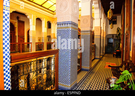 Riad Myra,bellissima scolpiti in stucco di pannelli di cedro,archi,pavimenti in pietra con intricati mosaici,Fontana centrale,tetto,Fez,Marocco Foto Stock