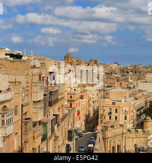 Vista sulla città vecchia e Victoria Gate dalla tomaia Barraca Gardens, La Valletta, Malta, Europa Foto Stock