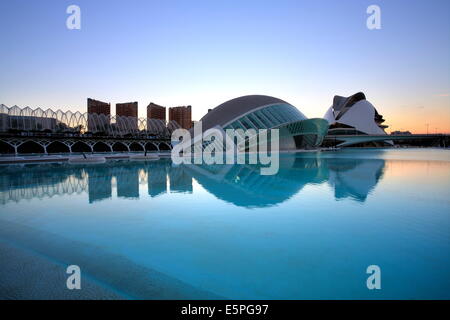 L'Hemisferic, El Museu de les Ciencies Filepe Principe e l'Agorà di notte presso la Città delle Arti e delle Scienze di Valencia, Spagna Foto Stock