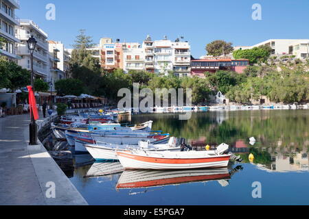 Il lago di Voulismeni, Agios Nikolaos, Lassithi, Creta, Isole Greche, Grecia, Europa Foto Stock