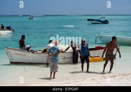 I pescatori lo scarico delle loro catture su una spiaggia su Le Morne Brabant penisola sulla costa sud occidentale di Mauritius, Oceano Indiano Foto Stock