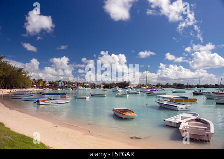 Barche ormeggiate in Grand Baie sulla costa nord ovest di Mauritius, Oceano indiano, Africa Foto Stock