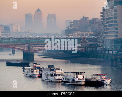 Canary Wharf parzialmente oscurata dalla nebbia del fiume dietro il Blackfriars Bridge di Londra, Inghilterra, Regno Unito, Europa Foto Stock