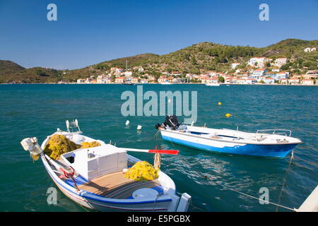 Vista sul porto, la pesca in barca in primo piano, Vathi (Vathi), Ithaca (Itaca), Isole Ionie, isole greche, Grecia Foto Stock