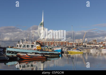 Spinnaker Tower e la campanatura Docks, Portsmouth, Hampshire, Inghilterra, Regno Unito, Europa Foto Stock