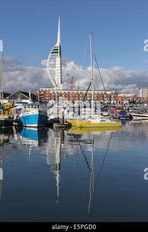 Spinnaker Tower e la campanatura Docks, Portsmouth, Hampshire, Inghilterra, Regno Unito, Europa Foto Stock