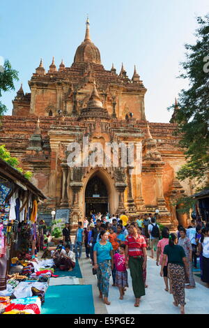 Bancarelle di souvenir, Htilominlo Pahto tempio, Bagan (pagano), Myanmar (Birmania), Asia Foto Stock