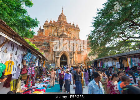 Bancarelle di souvenir, Htilominlo Pahto tempio, Bagan (pagano), Myanmar (Birmania), Asia Foto Stock