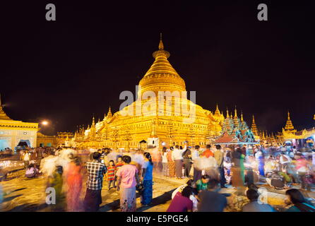 Festival della luce, Shwezigon Paya, Bagan (pagano), Myanmar (Birmania), Asia Foto Stock