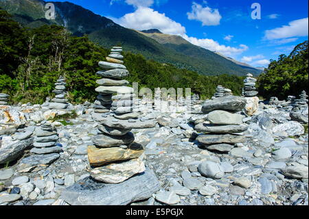 L'uomo ha fatto le piramidi di pietra al Blue Piscine, Haast Pass, South Island, in Nuova Zelanda, Pacific Foto Stock