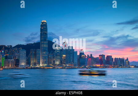 Lo skyline di centrale al tramonto, Isola di Hong Kong, Hong Kong, Cina, Asia