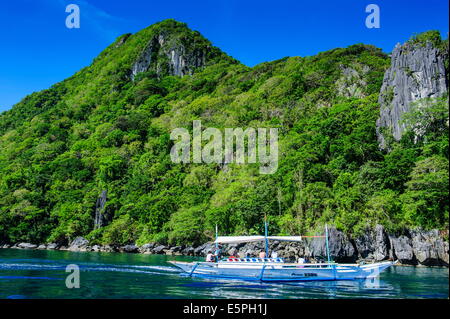 Outrigger crociera in barca nella baia di El Nido, Arcipelago Bacuit, PALAWAN FILIPPINE, Asia sud-orientale, Asia Foto Stock