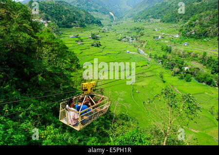 Sollevare il carico il trasporto di persone in tutta l'Hapao terrazze di riso di Banaue, sito UNESCO, Luzon, Filippine, Sud-est asiatico Foto Stock