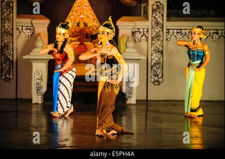 Ballerini ad una tradizionale danza Giavanese, Yogyakarta, Java, Indonesia, Asia sud-orientale, Asia Foto Stock