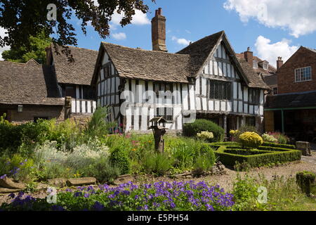 Il Museo Almonry e giardino, Evesham, Worcestershire, England, Regno Unito, Europa Foto Stock