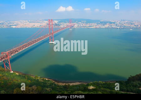 Il Ponte 25 de Abril (25 aprile) a ponte sul fiume Tago a Lisbona, Portogallo, Europa Foto Stock