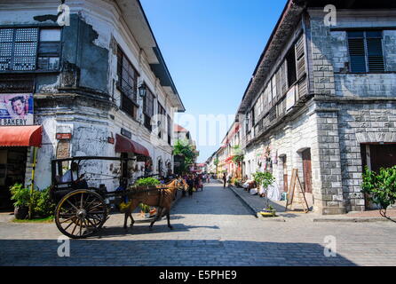 Horse Riding carrello attraverso l'architettura coloniale spagnola in Vigan, sito UNESCO, Northern Luzon, Filippine, Sud-est asiatico Foto Stock