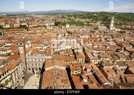 Vista su tutta Verona, Italia che mostra la Torre del Gardello (1370), Piazza delle Erbe, il Palazzo Maffei, e il Duomo. Foto Stock