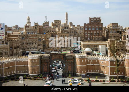 Bab al Yemen e la Città Vecchia, sito Patrimonio Mondiale dell'UNESCO, Sanaa, Yemen, Medio Oriente Foto Stock