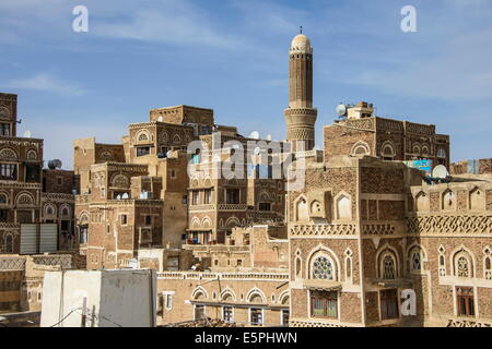 Tradizionale costruzione vecchie case nel centro storico della città, sito Patrimonio Mondiale dell'UNESCO, Sanaa, Yemen, Medio Oriente Foto Stock