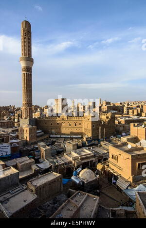 Vista al tramonto sulla Città Vecchia, sito Patrimonio Mondiale dell'UNESCO, Sanaa, Yemen, Medio Oriente Foto Stock