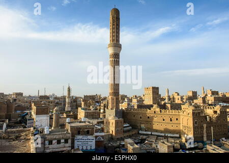 Vista al tramonto sulla Città Vecchia, sito Patrimonio Mondiale dell'UNESCO, Sanaa, Yemen, Medio Oriente Foto Stock