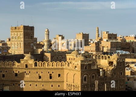 Vista al tramonto sulla Città Vecchia, sito Patrimonio Mondiale dell'UNESCO, Sanaa, Yemen, Medio Oriente Foto Stock