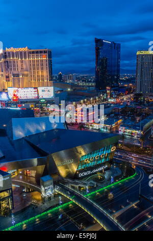 I cristalli e la striscia al crepuscolo, Las Vegas, Nevada, Stati Uniti d'America, America del Nord Foto Stock