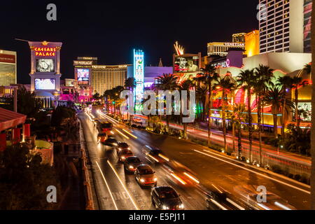 Le luci al neon di Las Vegas Strip di notte con striature chiare davanti a Cesari, Mirage e Flamingo, Las Vegas, Nevada, STATI UNITI D'AMERICA Foto Stock