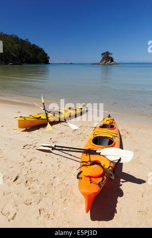 Canoe sulla spiaggia, Torrent Bay, il Parco Nazionale Abel Tasman Nelson regione, South Island, in Nuova Zelanda, Pacific Foto Stock