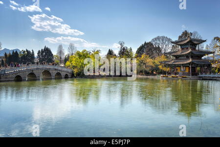 Ponte Suocui e Luna abbracciando Pagoda a Heilongtan (Black Dragon Pool) di Lijiang, nella provincia dello Yunnan in Cina e Asia Foto Stock