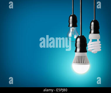 Appendere il tungsteno lampadina, il risparmio energetico e la lampadina a LED Foto Stock