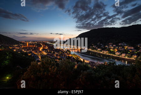 Heidelberg Città Vecchia con il fiume Neckar, Alte Brucke e Heiligenberg, Heidelberg, Baden-Württemberg, Germania, Europa Foto Stock
