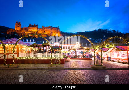 Mercatino di Natale a Karlsplatz nella città vecchia di Heidelberg, con il castello di Heidelberg, Heidelberg, Baden-Württemberg, Germania Foto Stock