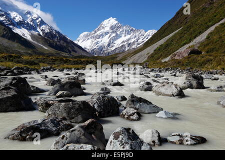 Hooker Valle e il fiume con Mount Cook, il Parco nazionale di Mount Cook, sito UNESCO, regione di Canterbury, Isola del Sud, Nuova Zelanda Foto Stock