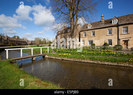 Cotswold cottages dal fiume occhio, Lower Slaughter, Cotswolds, Gloucestershire, England, Regno Unito, Europa Foto Stock