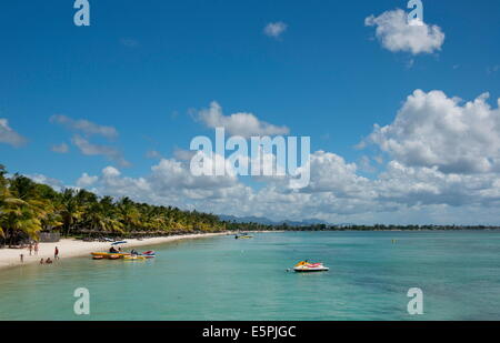 Una vista del mare e della spiaggia di Trou aux Biches sulla costa nord ovest di Mauritius, Oceano indiano, Africa Foto Stock