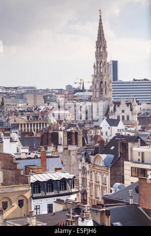 Tetti e guglie del Municipio in background, Bruxelles, Belgio, Europa Foto Stock
