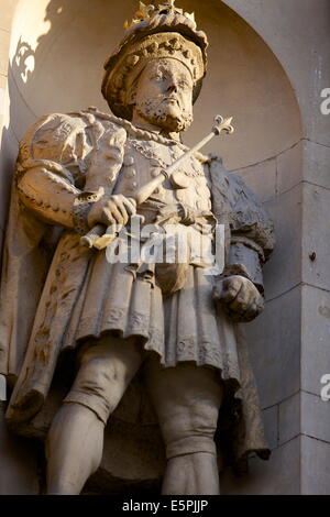 Henry VIII statua a Gatehouse of San Bartholomews Ospedale (Bart) in West Smithfield, London, England, Regno Unito Foto Stock