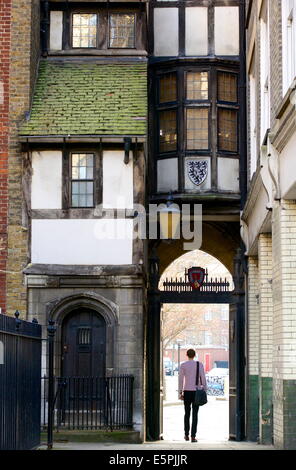 Tudor gateway per San Bartolomeo chiesa, una casa con travi di legno a partire dal tempo di Elisabetta I, West Smithfield, London, England, Regno Unito Foto Stock