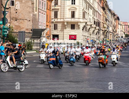 Vecchia Vespa ciclomotore attraverso le strade di Roma, Lazio, l'Italia, Europa Foto Stock