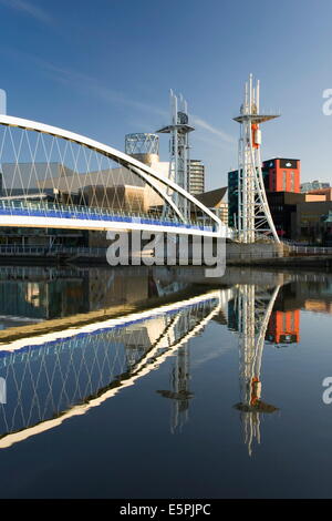 Il Millennium Bridge si riflette nel Manchester Ship Canal, Salford Quays, Salford, Greater Manchester, Inghilterra, Regno Unito Foto Stock