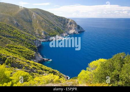 Vista da una scogliera lungo la costa rocciosa, Anafonitria, Zacinto (Zante) (Zakinthos), Isole Ionie, isole greche, Grecia, Europa Foto Stock