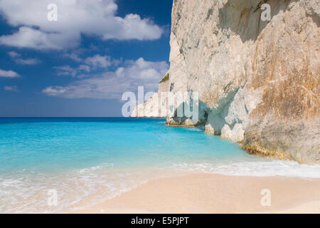 Scogliere calcaree che sovrasta il mare, Navagio Bay, Anafonitria, Zacinto (Zante), Isole Ionie, isole greche, Grecia Foto Stock