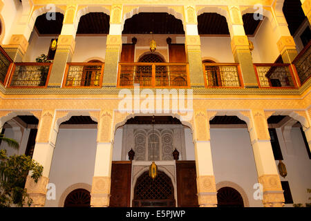 Riad Myra,bellissima scolpiti in stucco di pannelli di cedro,archi,pavimenti in pietra con intricati mosaici,Fontana centrale,tetto,Fez,Marocco Foto Stock