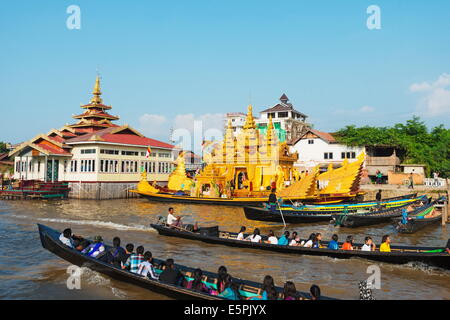 Barca cerimoniale, Phaung Daw Oo Pagoda Festival, Lago Inle, Stato Shan, Myanmar (Birmania), Asia Foto Stock