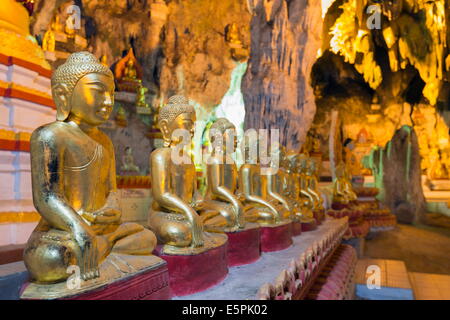 Statue di Buddha in ingresso a Shwe Oo Min grotta naturale Pagoda, Pindaya, Myanmar (Birmania), Asia Foto Stock