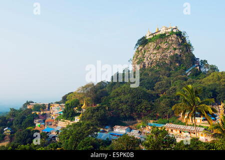 Tempio buddista sul Popèra Taung Kalat, il Monte Popa, Myanmar (Birmania), Asia Foto Stock